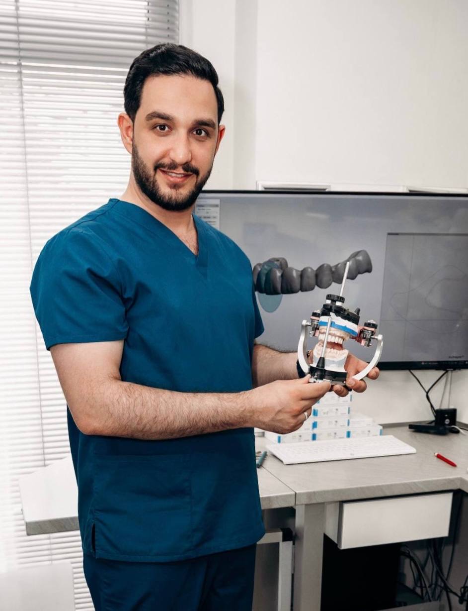 Harun Ulusoy, директор по работе с иностранными пациентами клиники BioDent, с моделью челюсти в артикуляторе