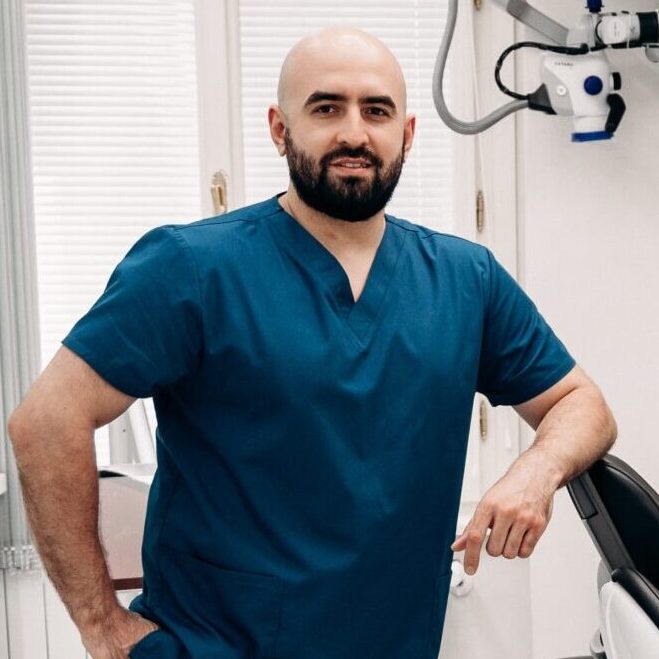 Доктор Науфаль Завражный, стоматолог клиники BioDent
